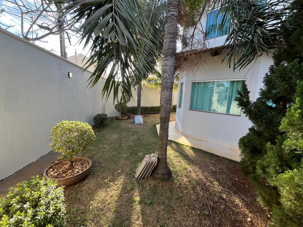 Sobrado de Luxo no Parque Anhanguera - 3 Quartos sendo 2 Suítes - 4 Vagas