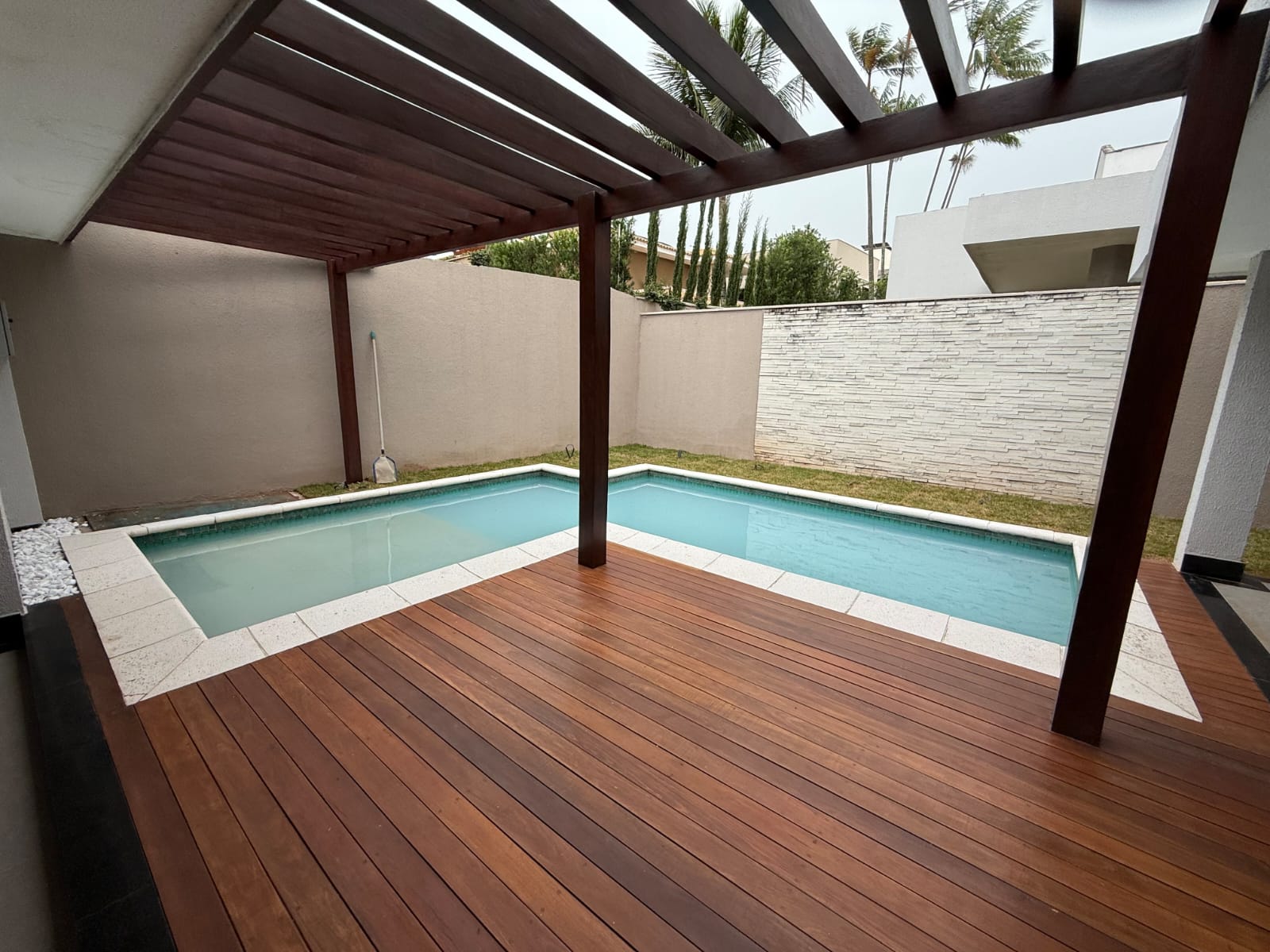 Sobrado de Luxo no Portal do Sol I - 4 Suítes com Piscina