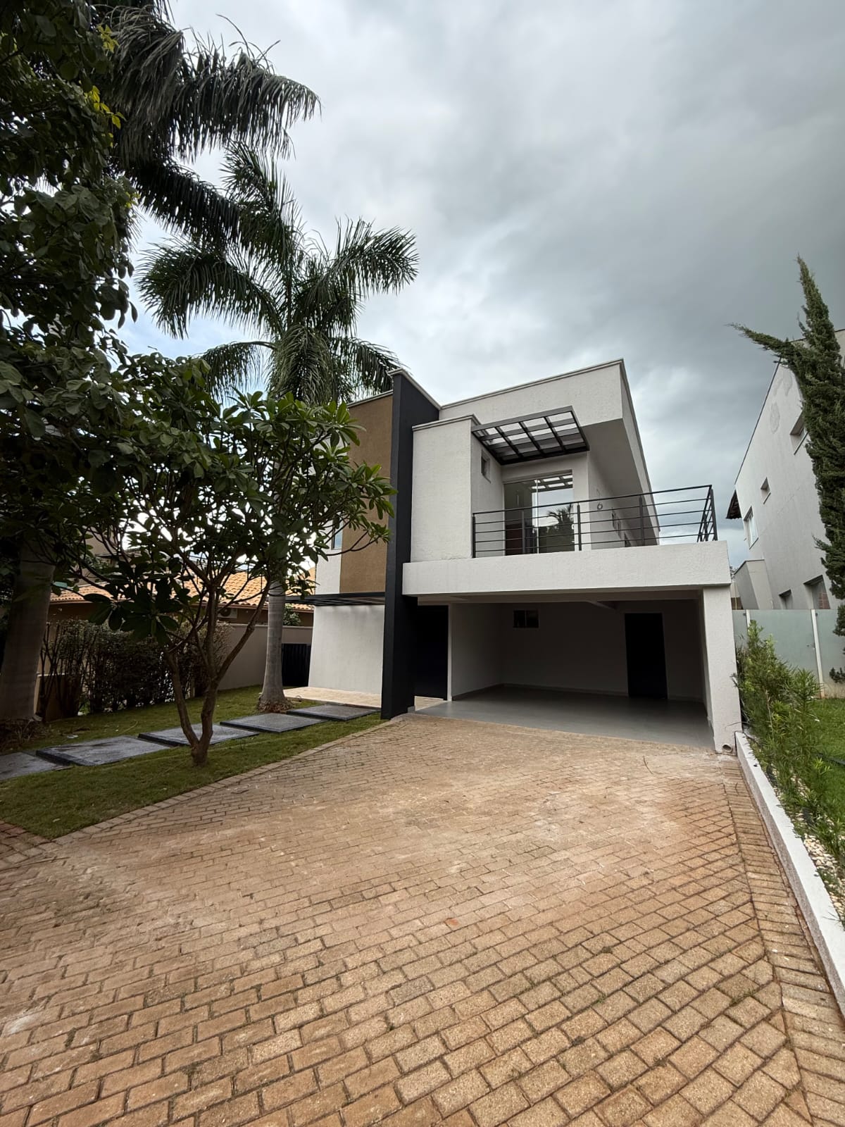 Sobrado de Luxo no Portal do Sol I - 4 Suítes com Piscina