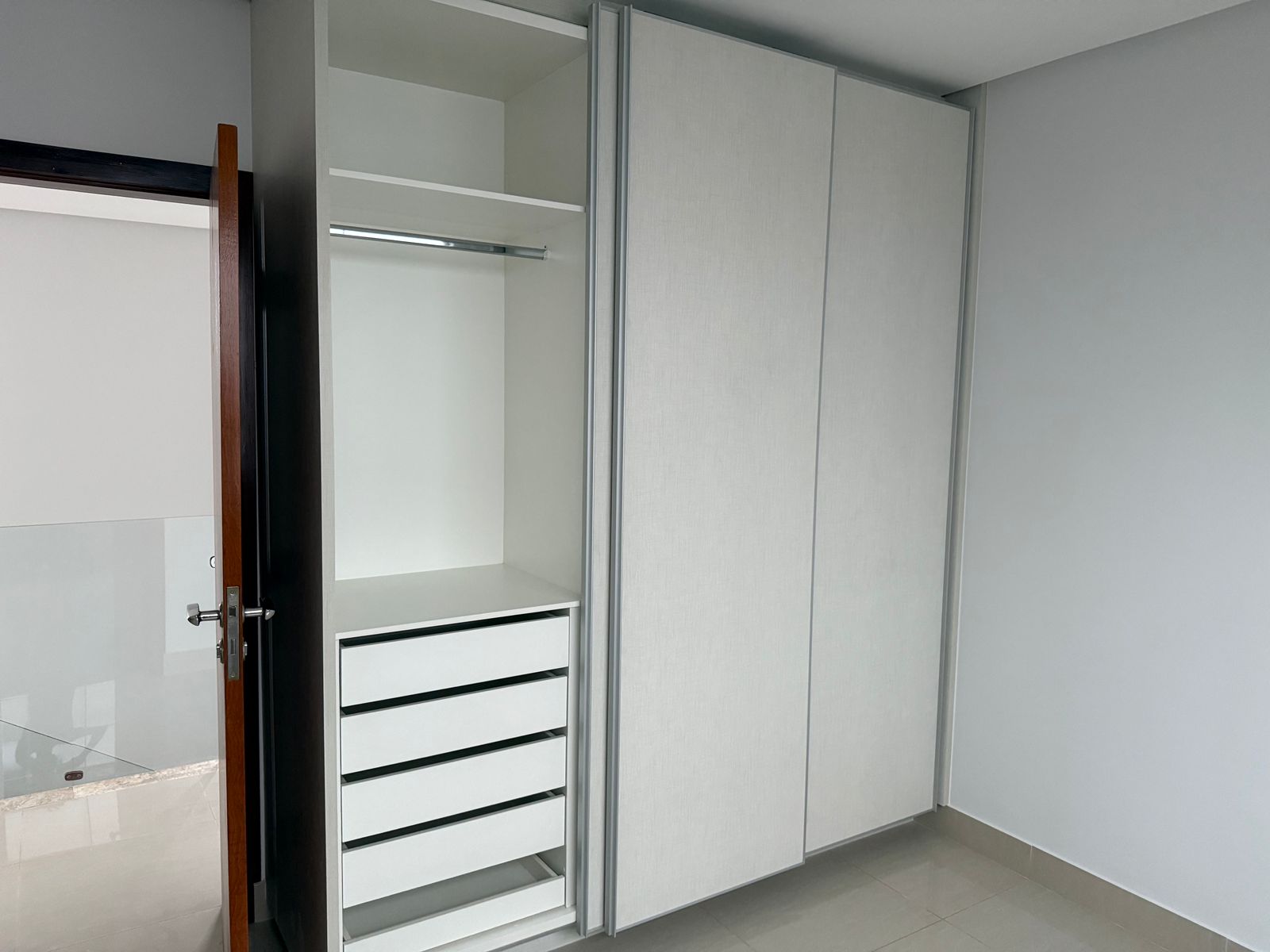 Sobrado de Luxo no Portal do Sol I - 4 Suítes com Piscina