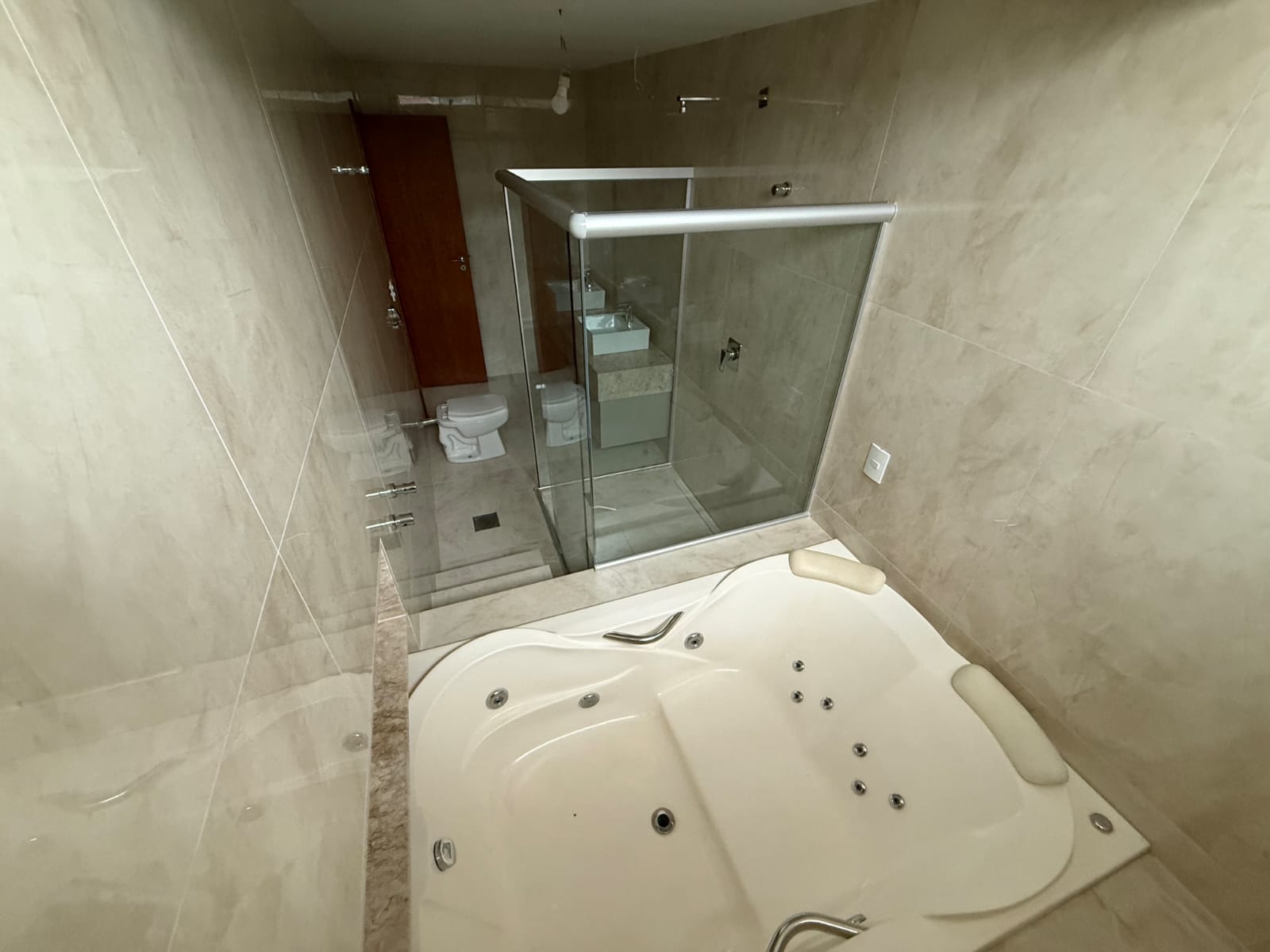 Sobrado de Luxo no Portal do Sol I - 4 Suítes com Piscina