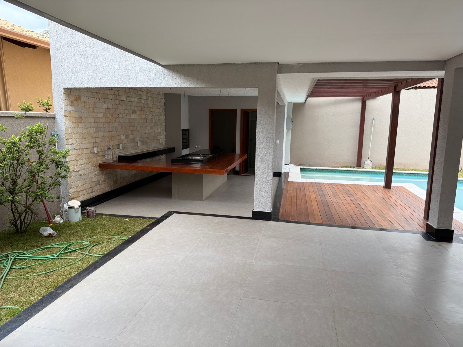 Sobrado de Luxo no Portal do Sol I - 4 Suítes com Piscina