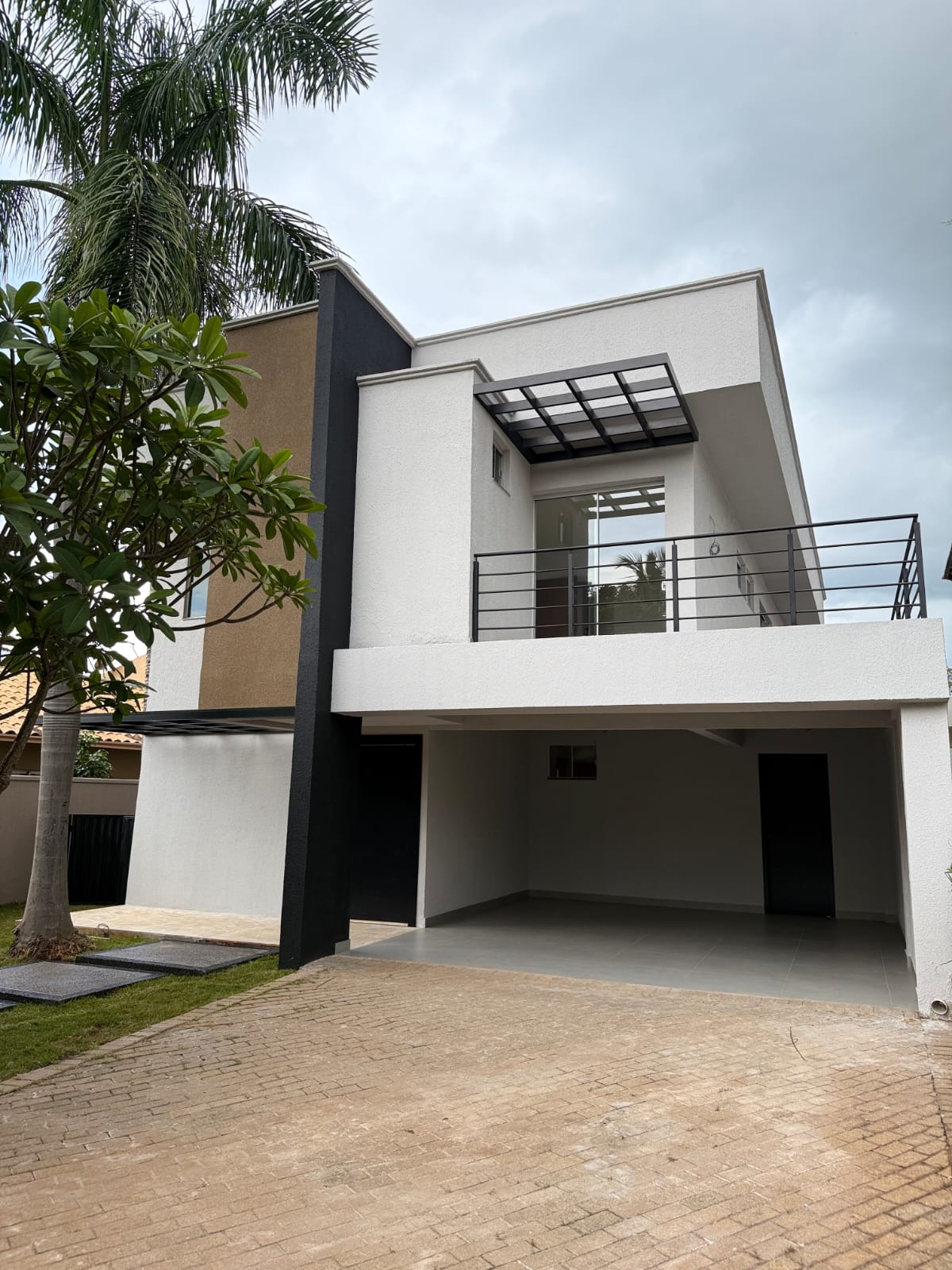 Sobrado de Luxo no Portal do Sol I - 4 Suítes com Piscina