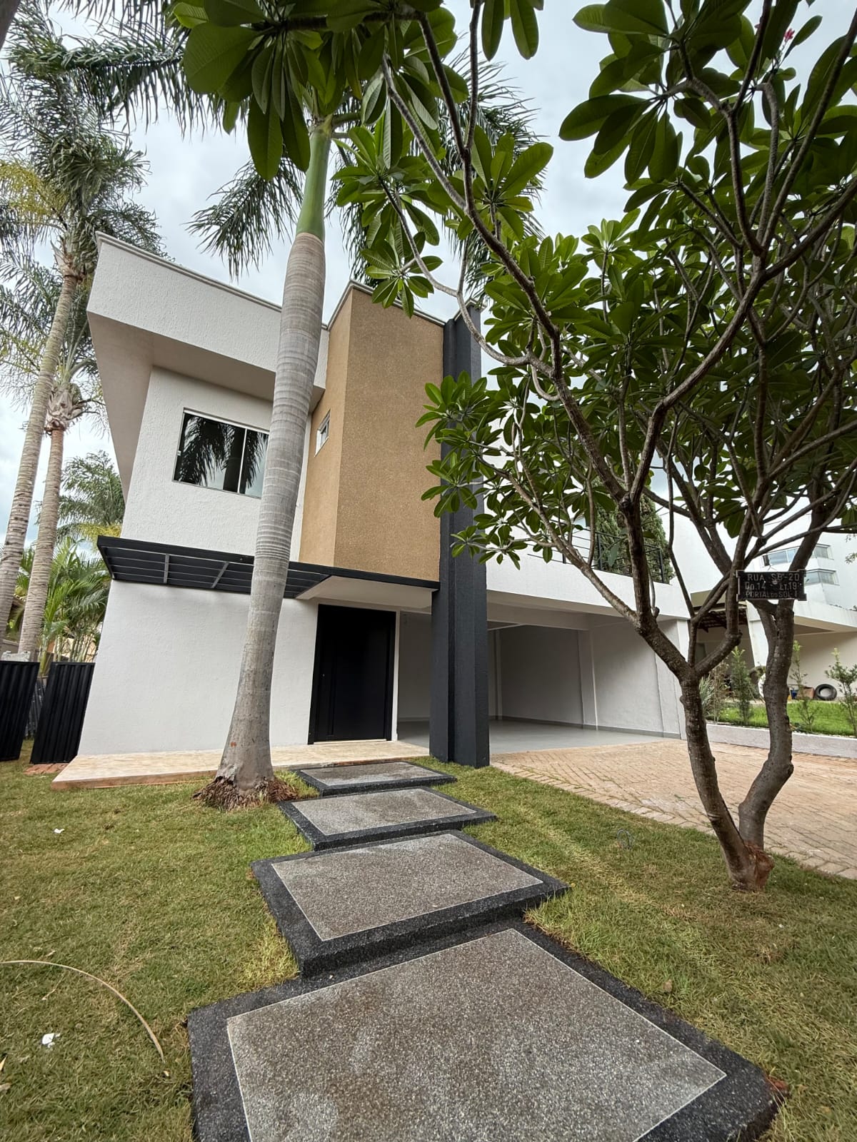 Sobrado de Luxo no Portal do Sol I - 4 Suítes com Piscina