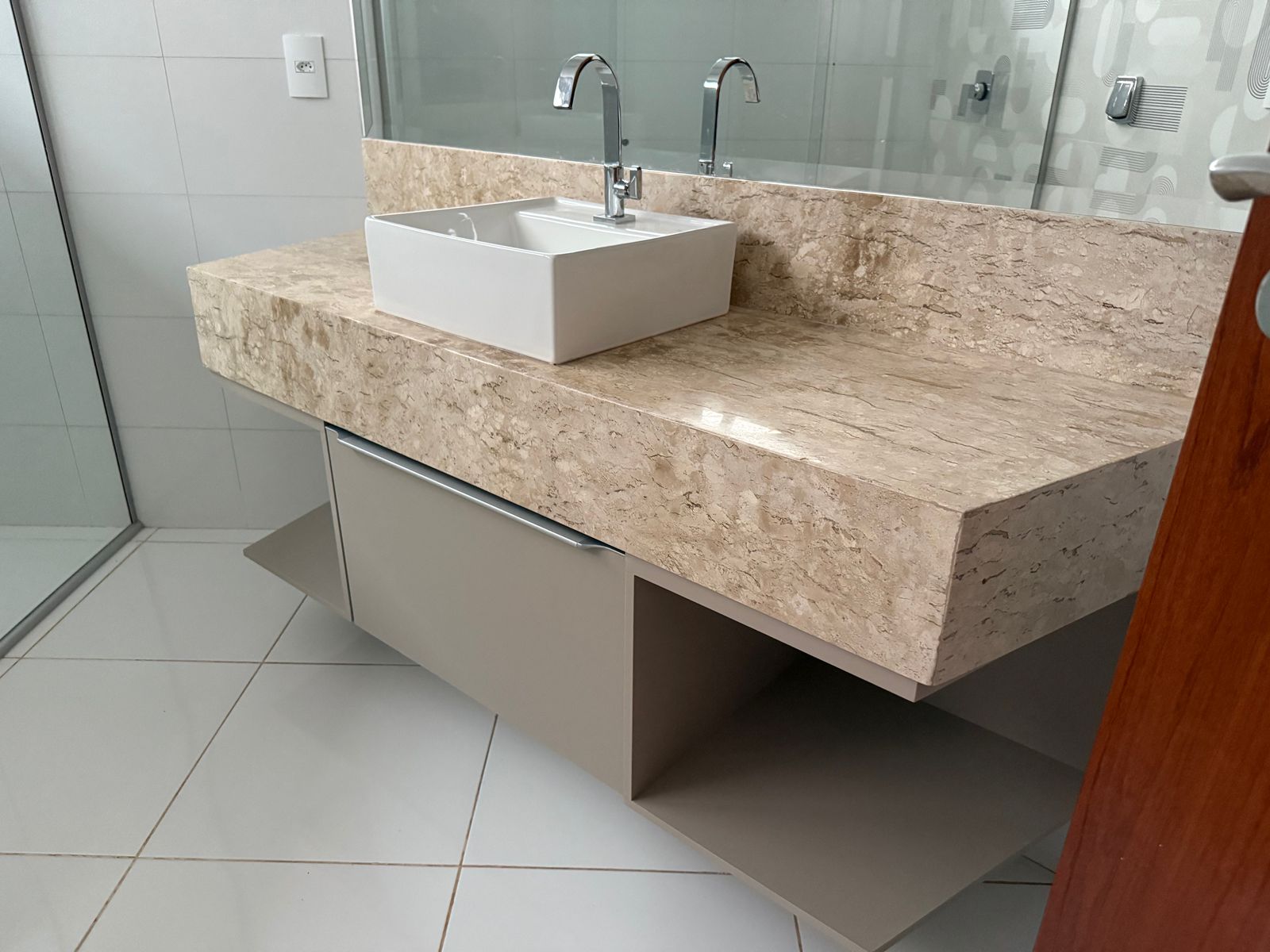 Sobrado de Luxo no Portal do Sol I - 4 Suítes com Piscina