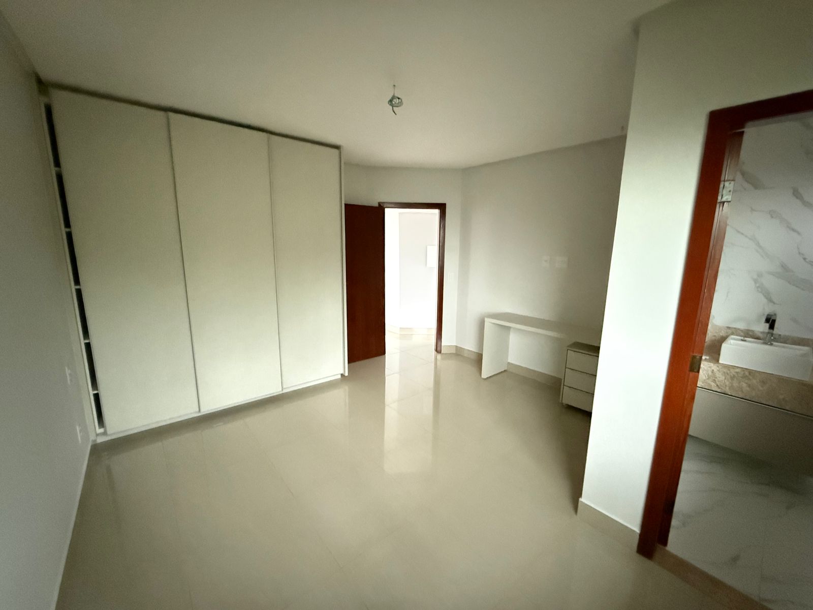 Sobrado de Luxo no Portal do Sol I - 4 Suítes com Piscina