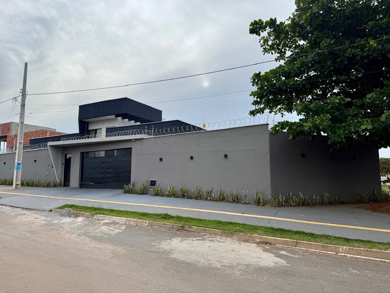 Casa Semi-Nova Totalmente Mobiliada no Papillon Park - Lote de Esquina 407m²