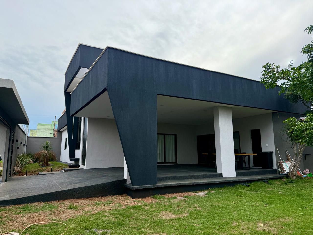 Casa Semi-Nova Totalmente Mobiliada no Papillon Park - Lote de Esquina 407m²