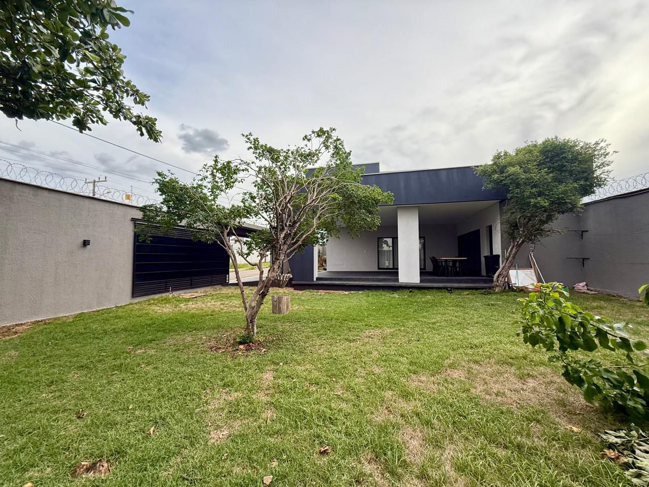 Casa Semi-Nova Totalmente Mobiliada no Papillon Park - Lote de Esquina 407m²