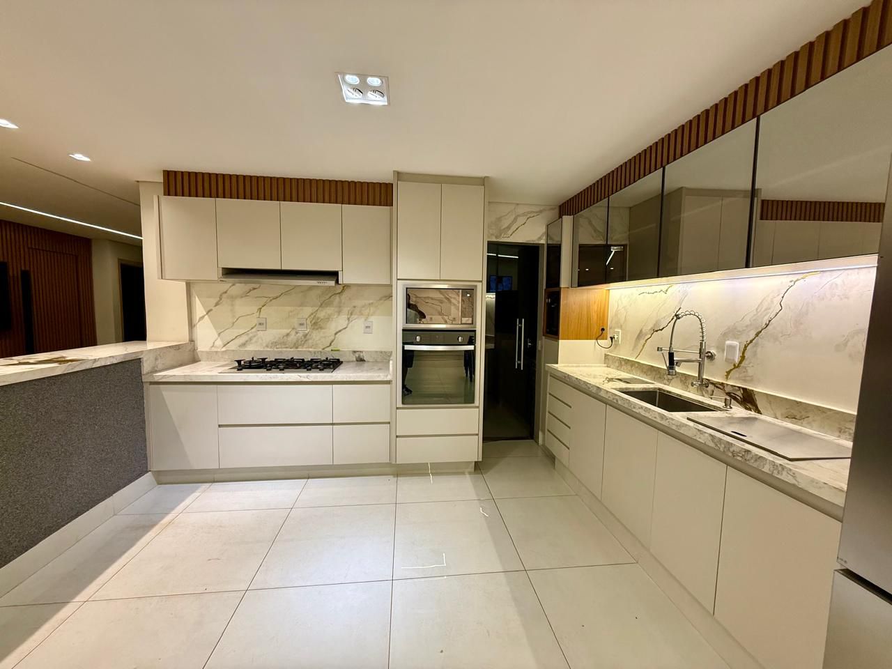 Casa Semi-Nova Totalmente Mobiliada no Papillon Park - Lote de Esquina 407m²