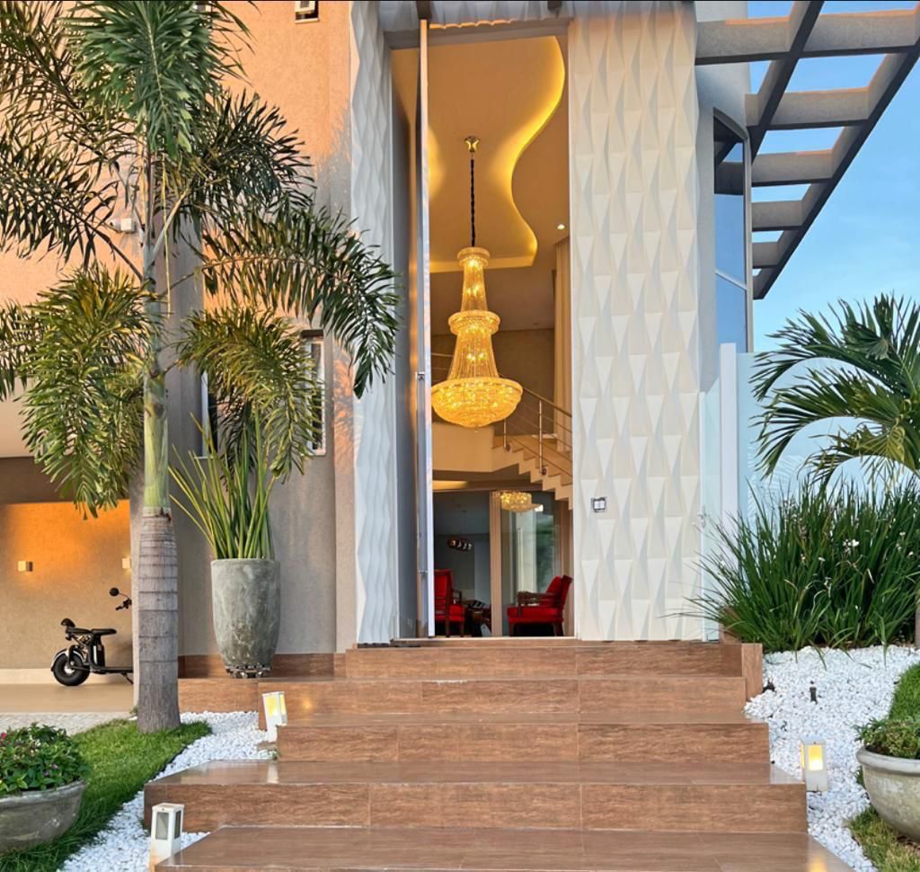 Sobrado de Alto Padrão com 5 Suítes e Piscina Aquecida - Garavelo