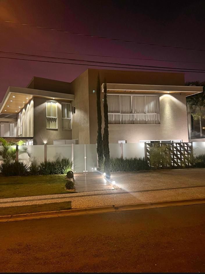 Sobrado de Alto Padrão com 5 Suítes e Piscina Aquecida - Garavelo