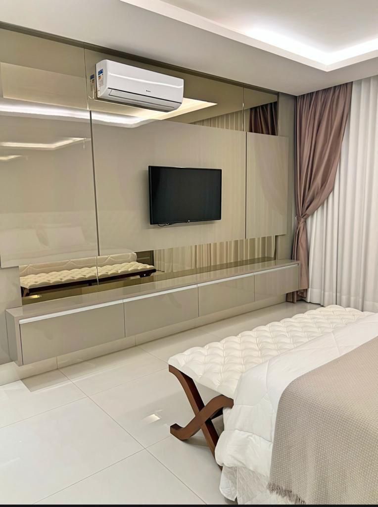 Sobrado de Alto Padrão com 5 Suítes e Piscina Aquecida - Garavelo