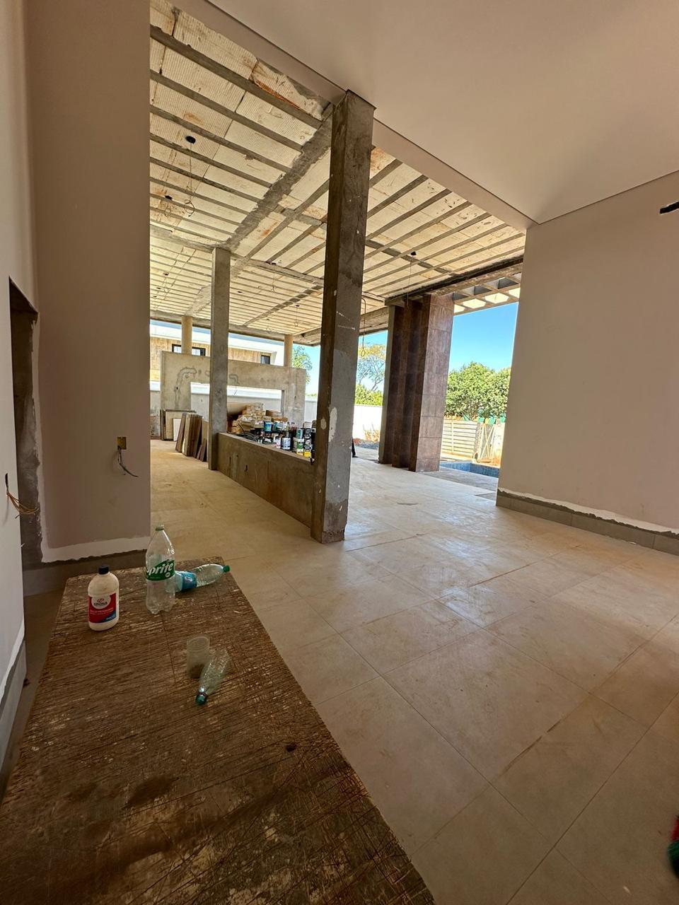 Casa Luxuosa em Construção - 4 Suítes com Área Gourmet e Piscina