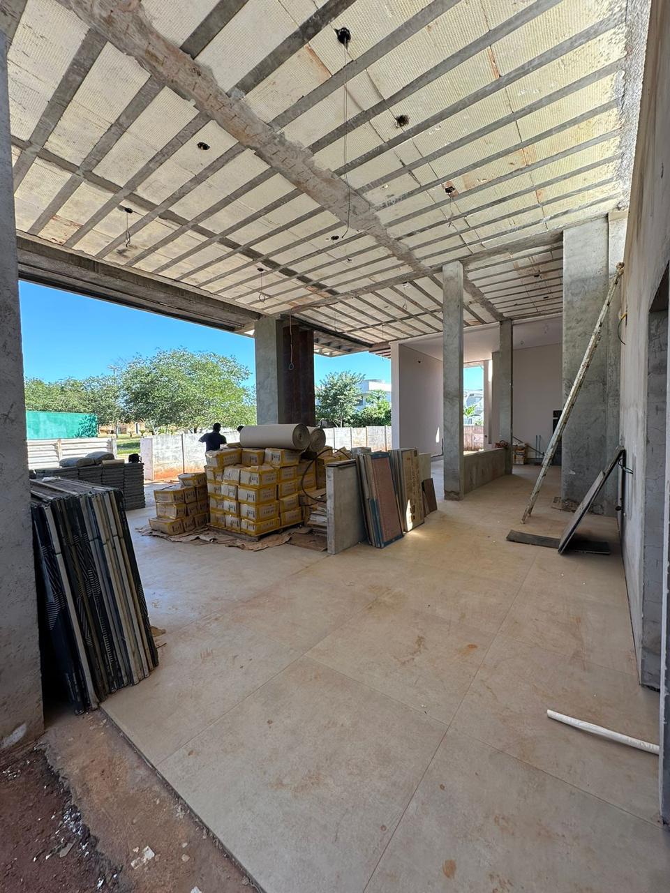 Casa Luxuosa em Construção - 4 Suítes com Área Gourmet e Piscina