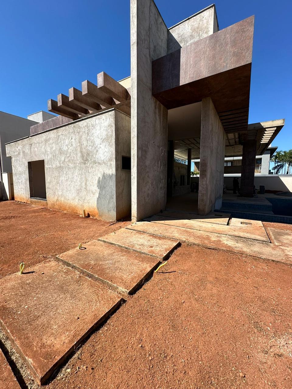 Casa Luxuosa em Construção - 4 Suítes com Área Gourmet e Piscina