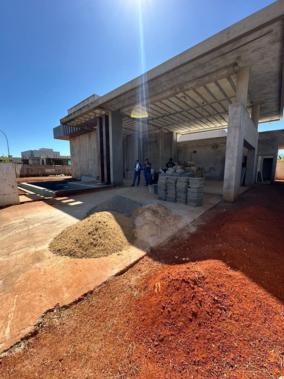 Casa Luxuosa em Construção - 4 Suítes com Área Gourmet e Piscina