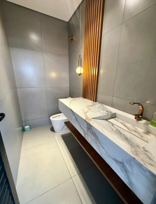 Casa Semi-Nova Mobiliada no Papillon Park - Lote de Esquina 407m²