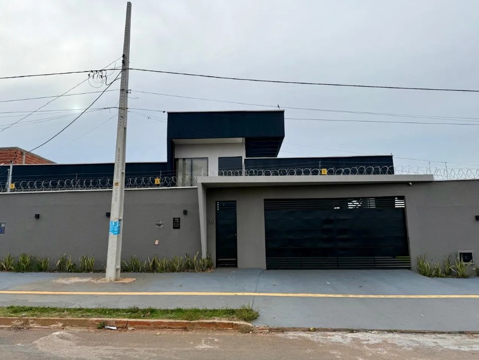 Casa Semi-Nova Mobiliada no Papillon Park - Lote de Esquina 407m²