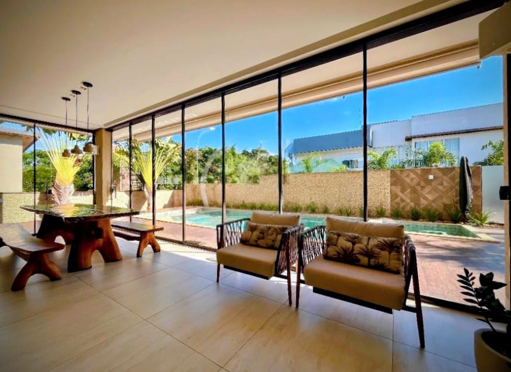 Sobrado Exclusivo 3 Suítes com Piscina, SPA e Energia Solar - 510m² de Terreno