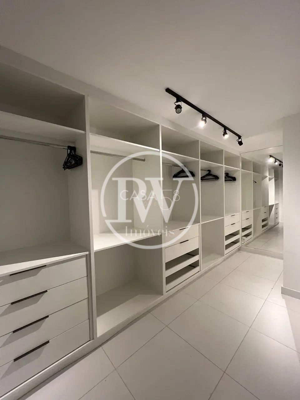 Apartamento duplex à venda vista para o Vaca Brava, Setor Bueno, Goiânia.