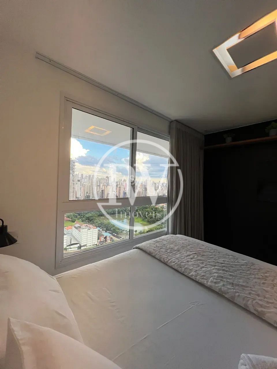 Apartamento duplex à venda vista para o Vaca Brava, Setor Bueno, Goiânia.