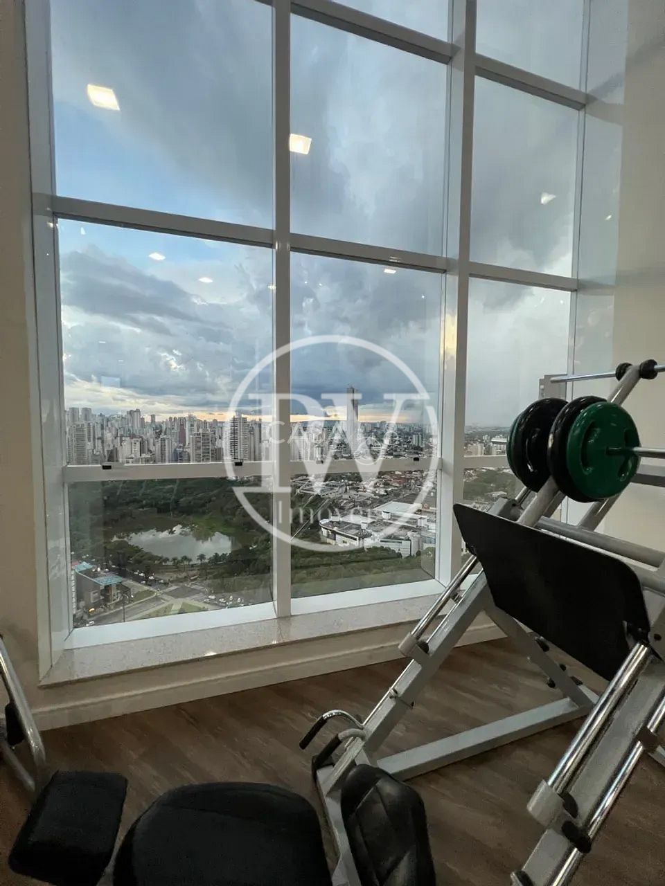 Apartamento duplex à venda vista para o Vaca Brava, Setor Bueno, Goiânia.