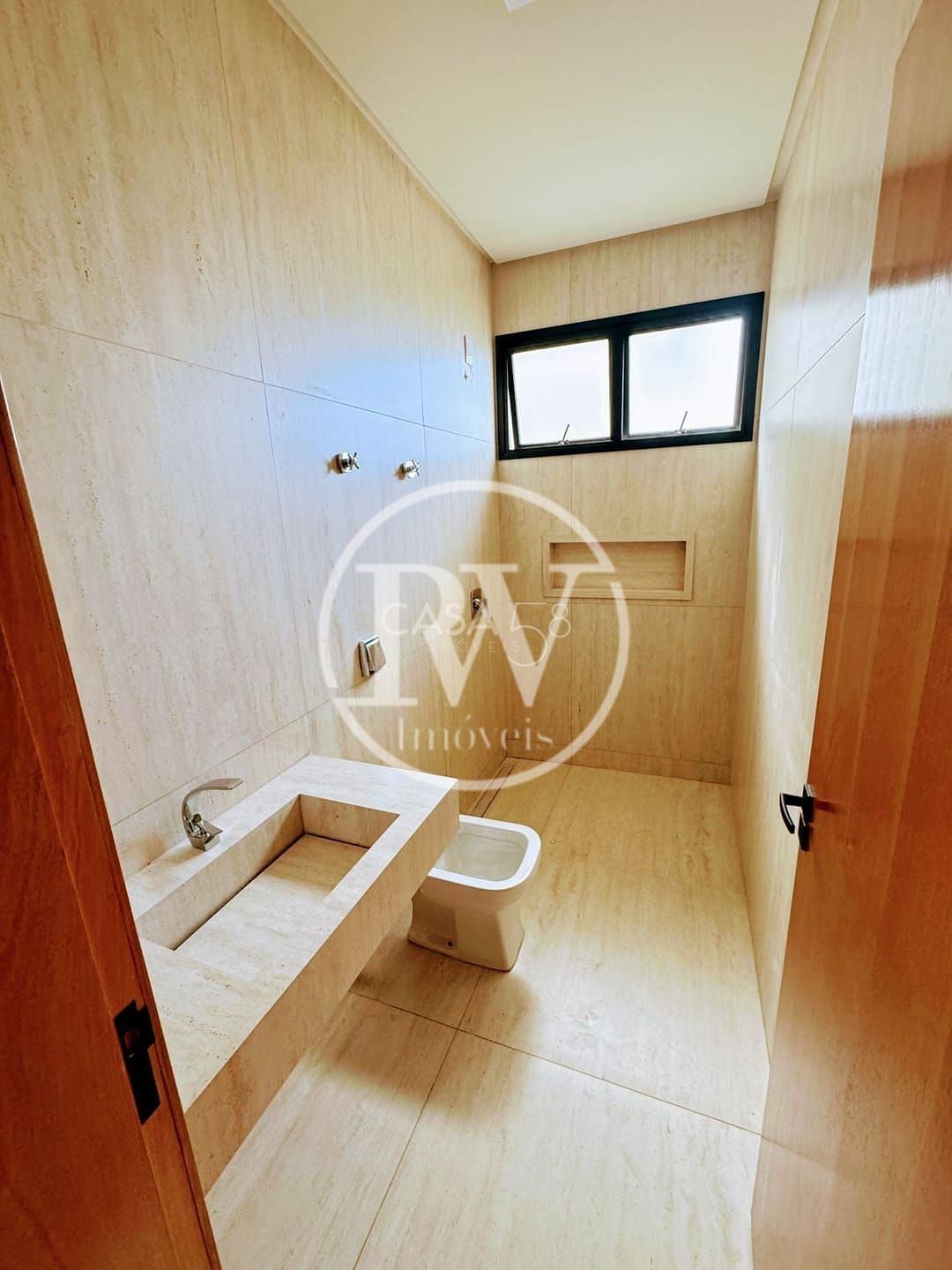 Sobrado de Alto Padrão no Condomínio Jardins Capri – 3 Suítes – 248m² Construído