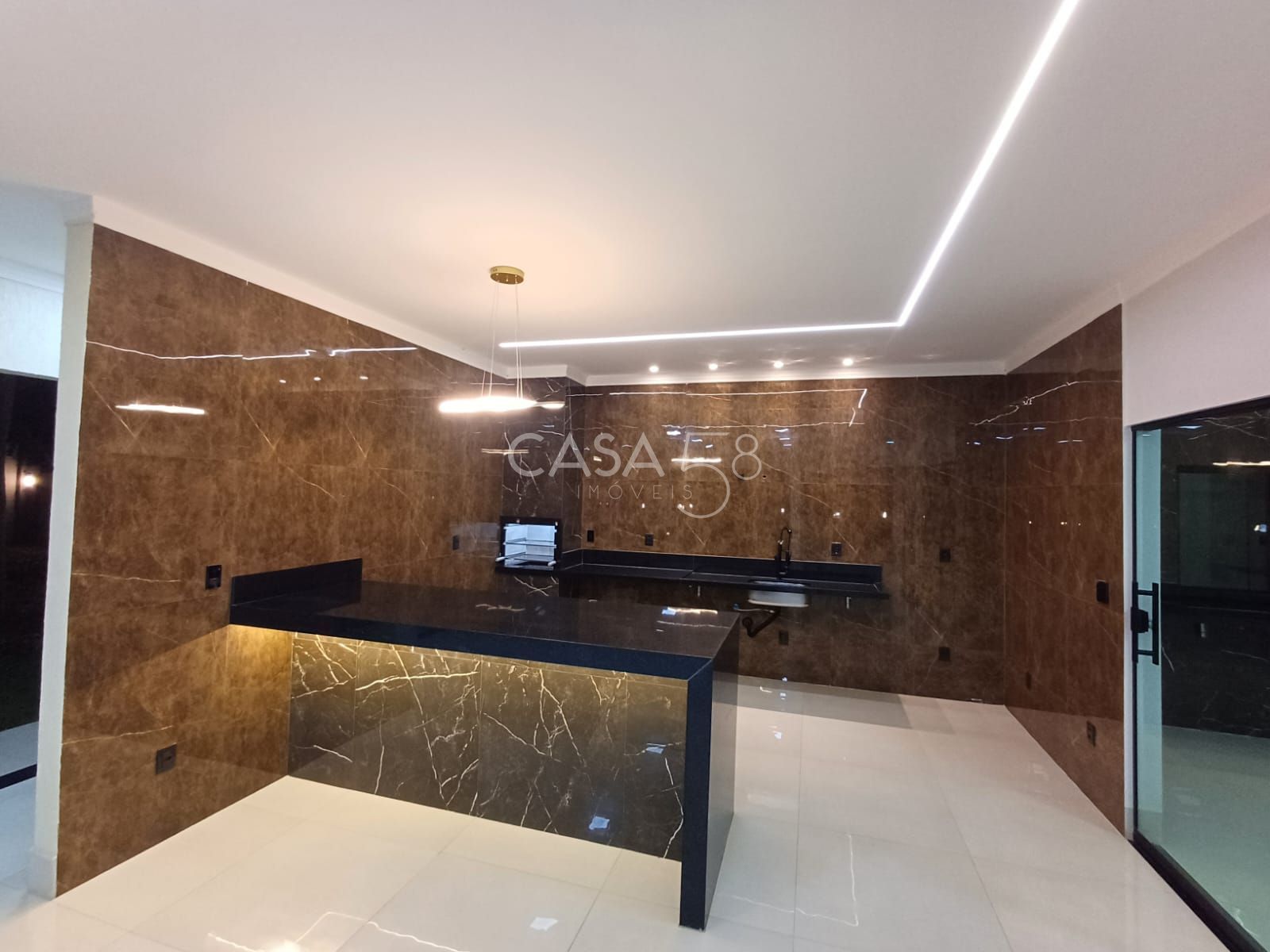 Casa Térrea de Alto Padrão – 3 Suítes | 15 km de Goiânia | 2.000 m² de terreno