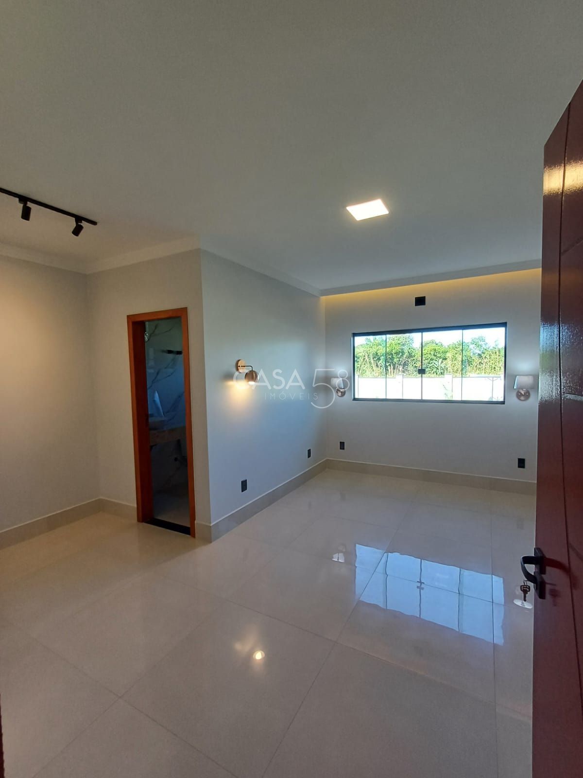 Casa Térrea de Alto Padrão – 3 Suítes | 15 km de Goiânia | 2.000 m² de terreno