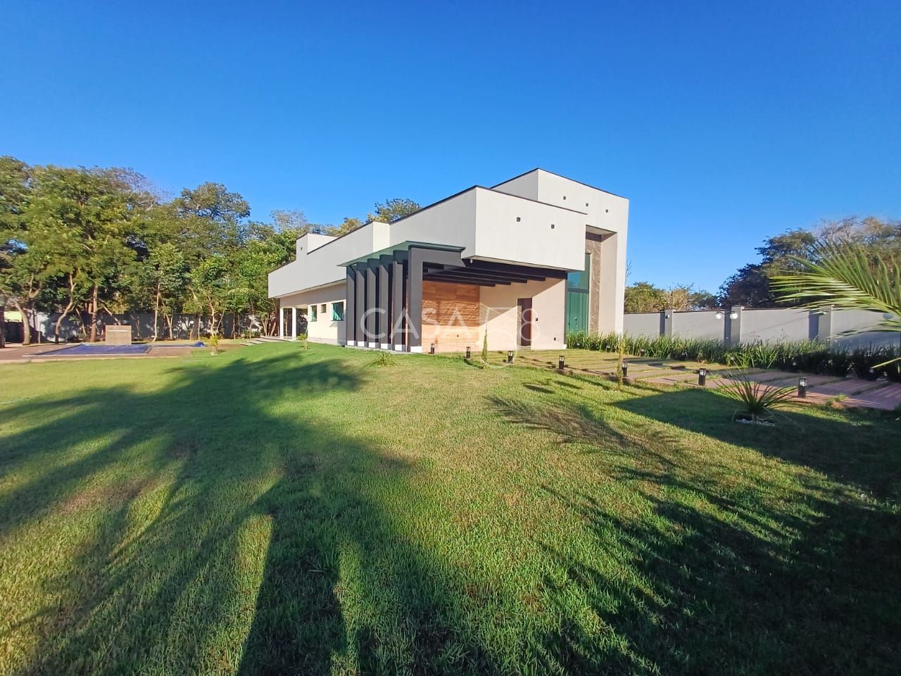 Casa Térrea de Alto Padrão – 3 Suítes | 15 km de Goiânia | 2.000 m² de terreno