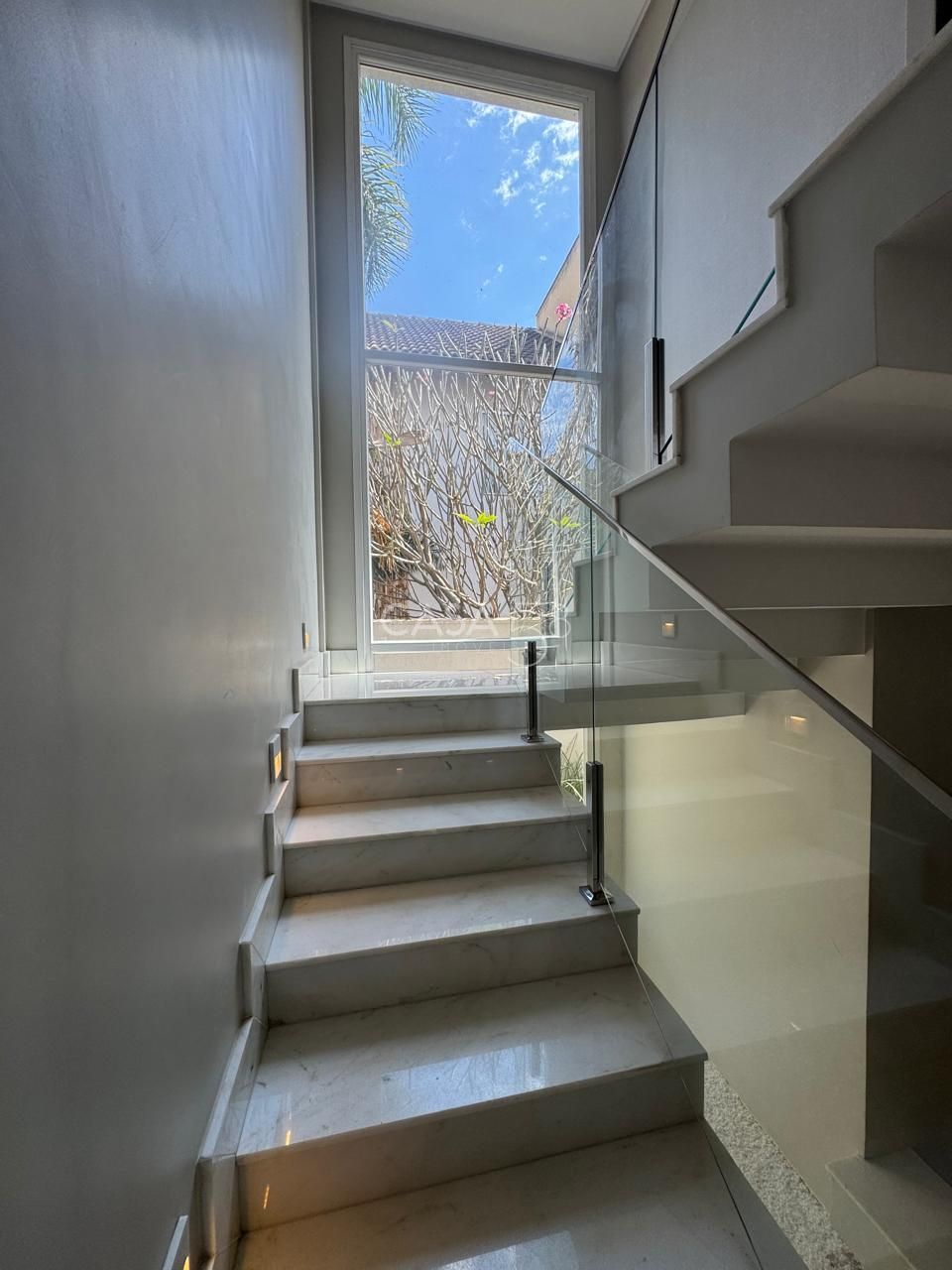 Sobrado de Luxo à Venda no Alphaville Araguaia - 5 suites - 2 lavabos - 403m²