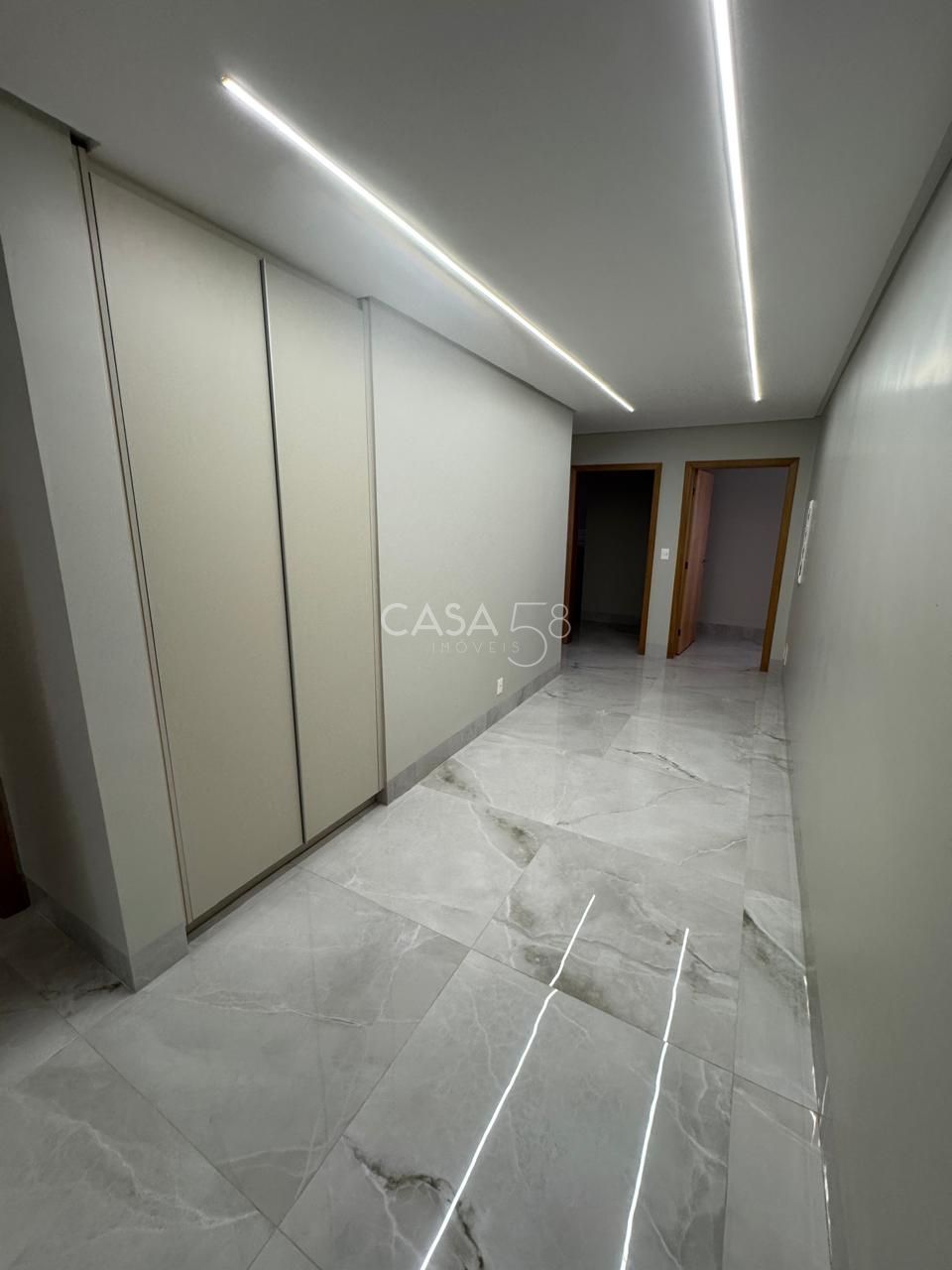 Sobrado de Luxo à Venda no Alphaville Araguaia - 5 suites - 2 lavabos - 403m²