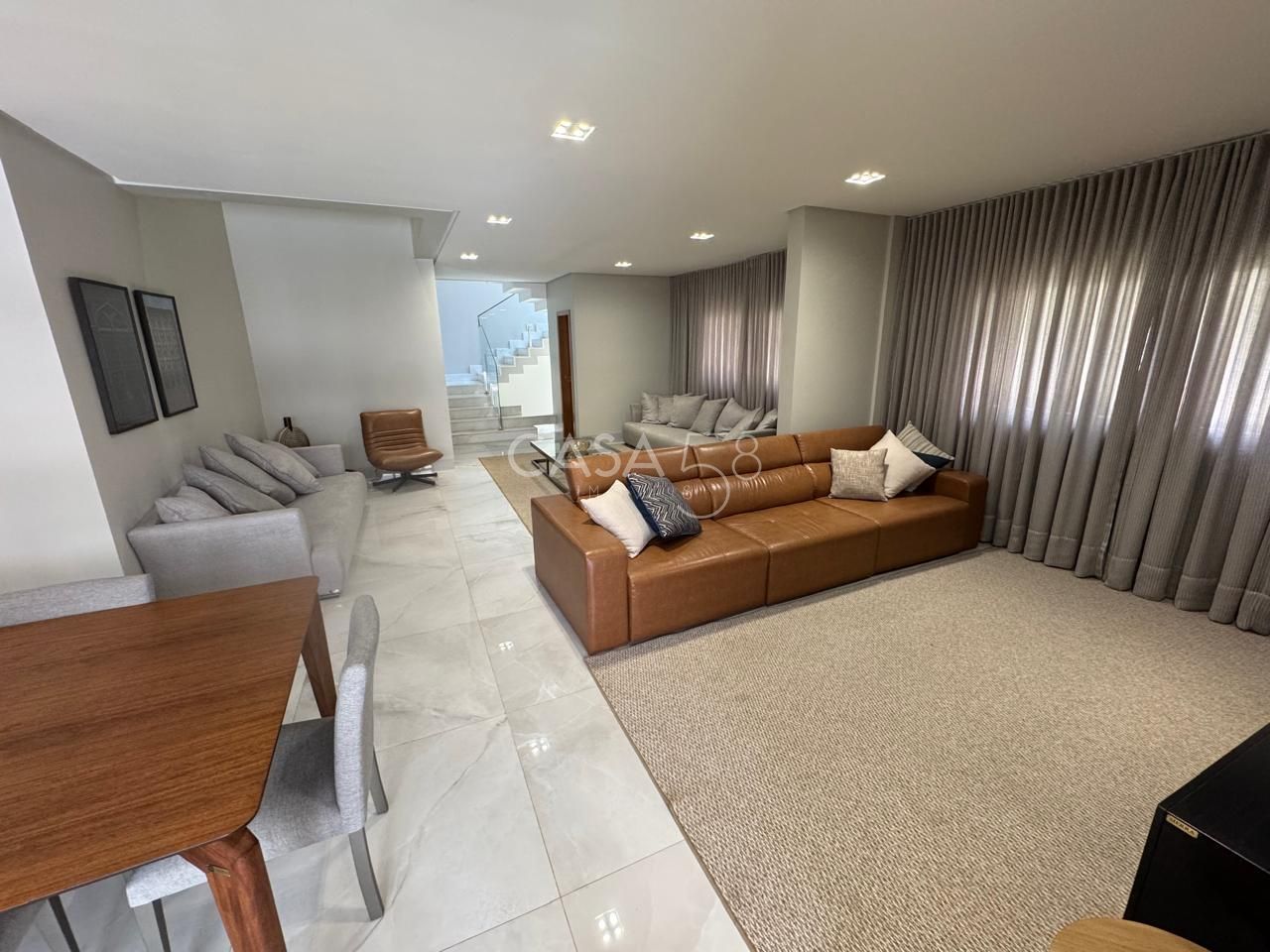 Sobrado de Luxo à Venda no Alphaville Araguaia - 5 suites - 2 lavabos - 403m²