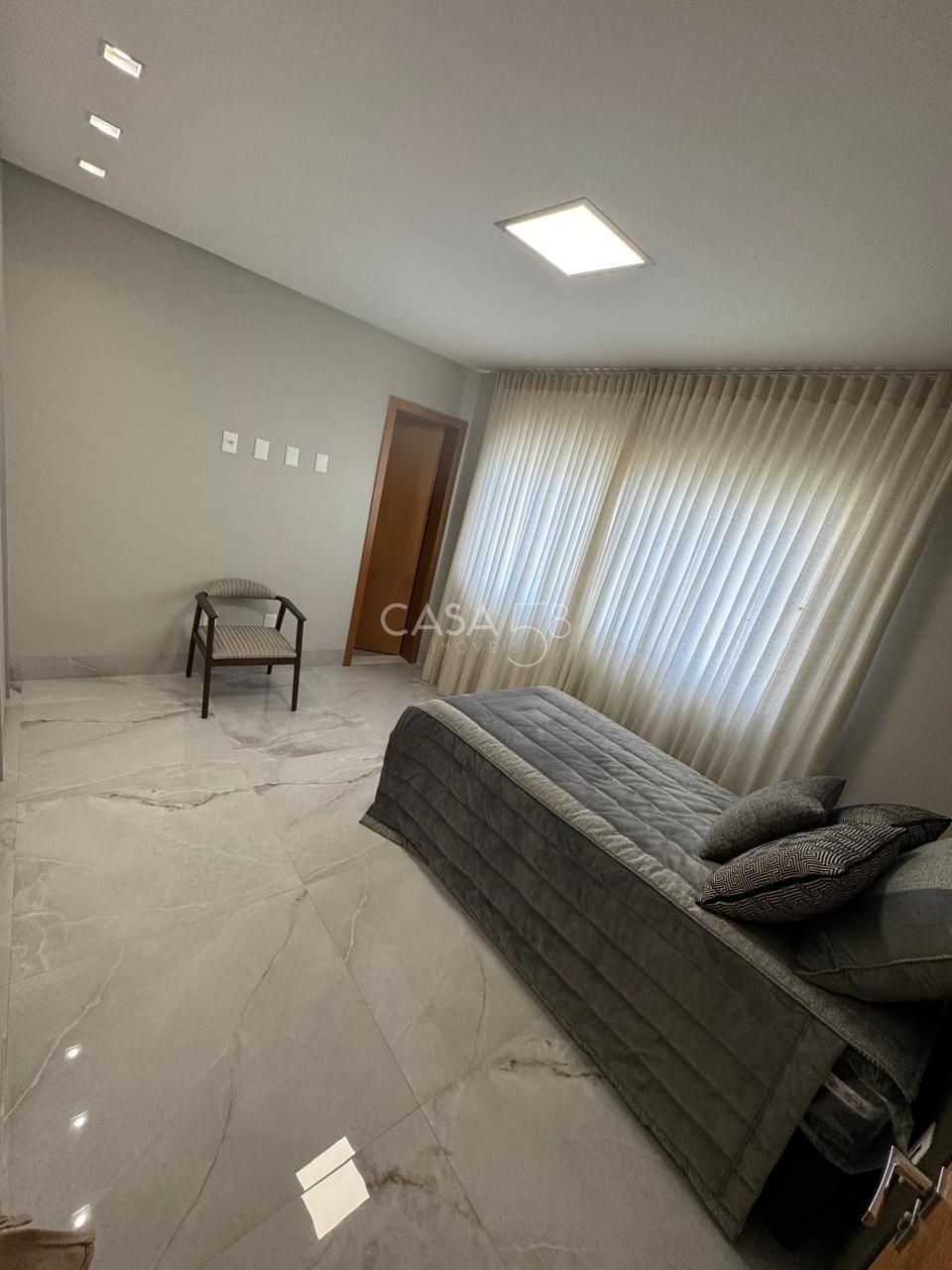 Sobrado de Luxo à Venda no Alphaville Araguaia - 5 suites - 2 lavabos - 403m²