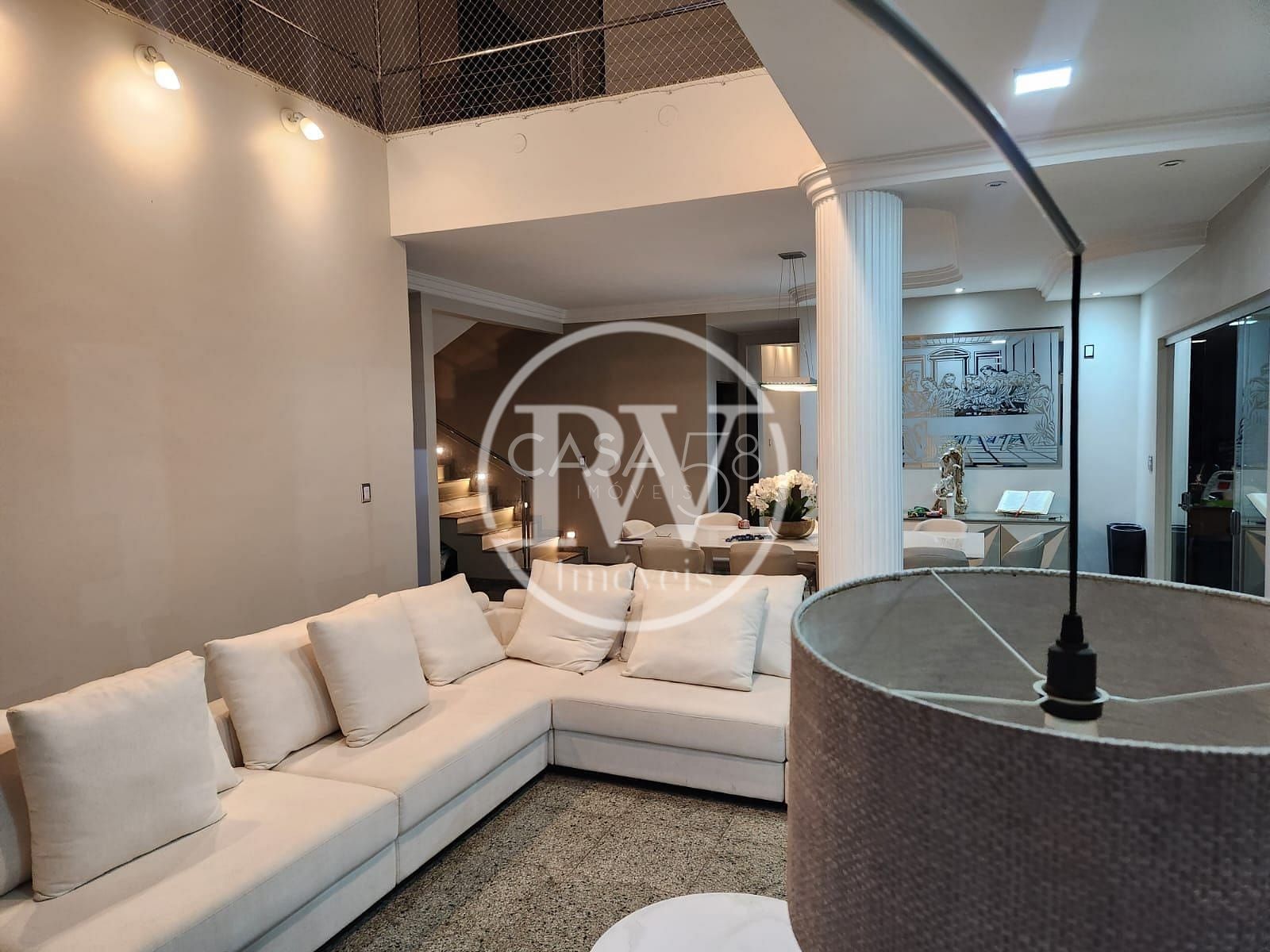 Sobrado à Venda no Setor Sul – 6 Suítes – 550m² – Luxo e Conforto em Goiânia