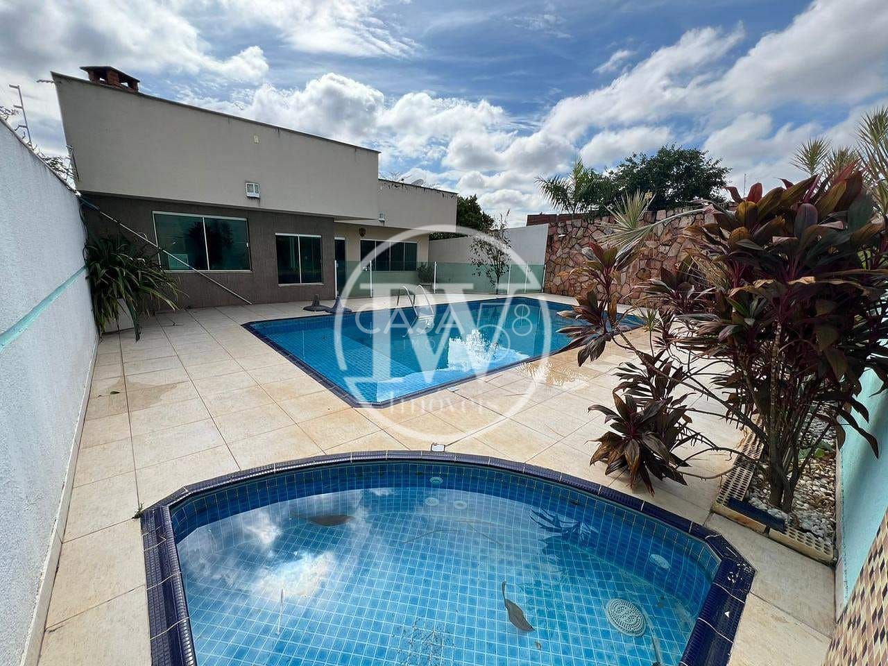 Casa à Venda no Jardim Planalto em Goiânia – 3 Quartos, Piscinas, Energia Solar