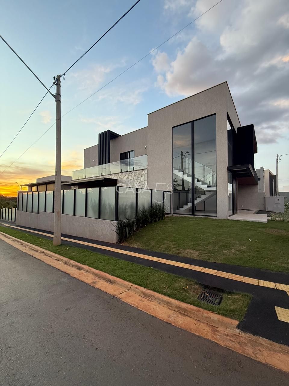 Sobrado no Jardins Capri à Venda – Reformado e Completo em Armários – 4 Suítes