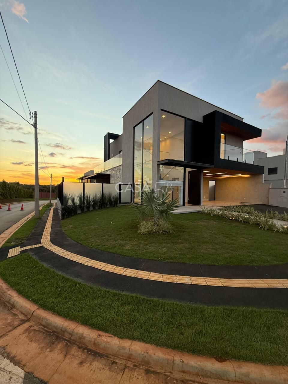 Sobrado no Jardins Capri à Venda – Reformado e Completo em Armários – 4 Suítes