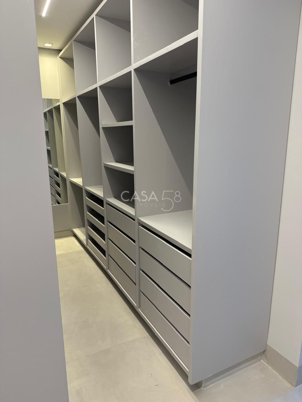 Sobrado no Jardins Capri à Venda – Reformado e Completo em Armários – 4 Suítes