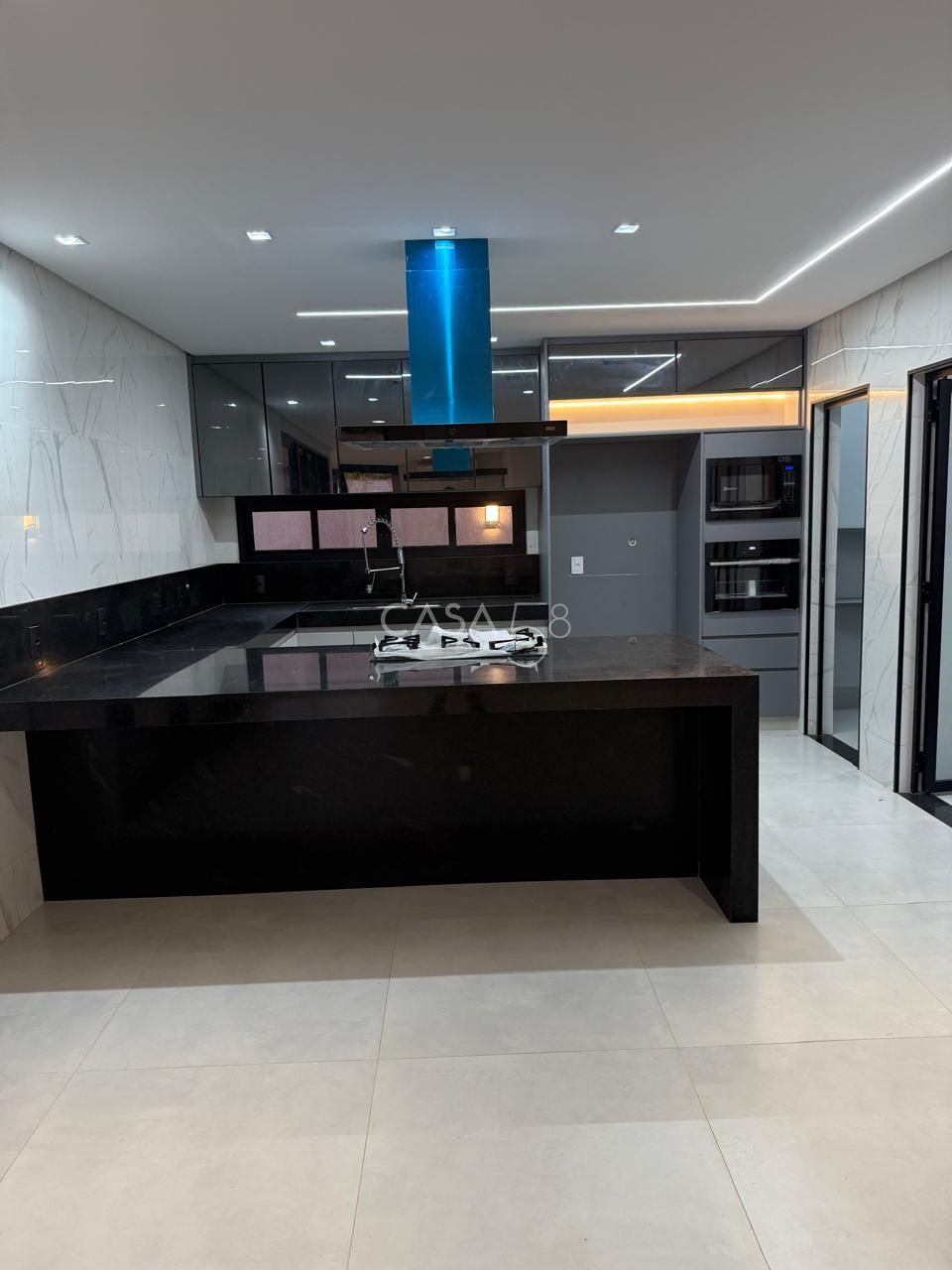 Sobrado no Jardins Capri à Venda – Reformado e Completo em Armários – 4 Suítes