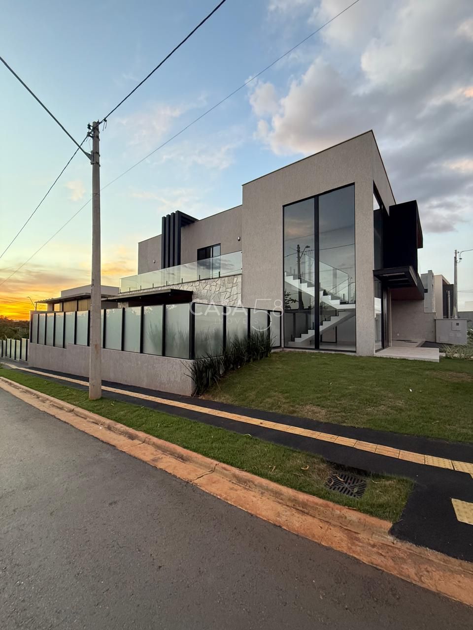 Sobrado no Jardins Capri à Venda – Reformado e Completo em Armários – 4 Suítes