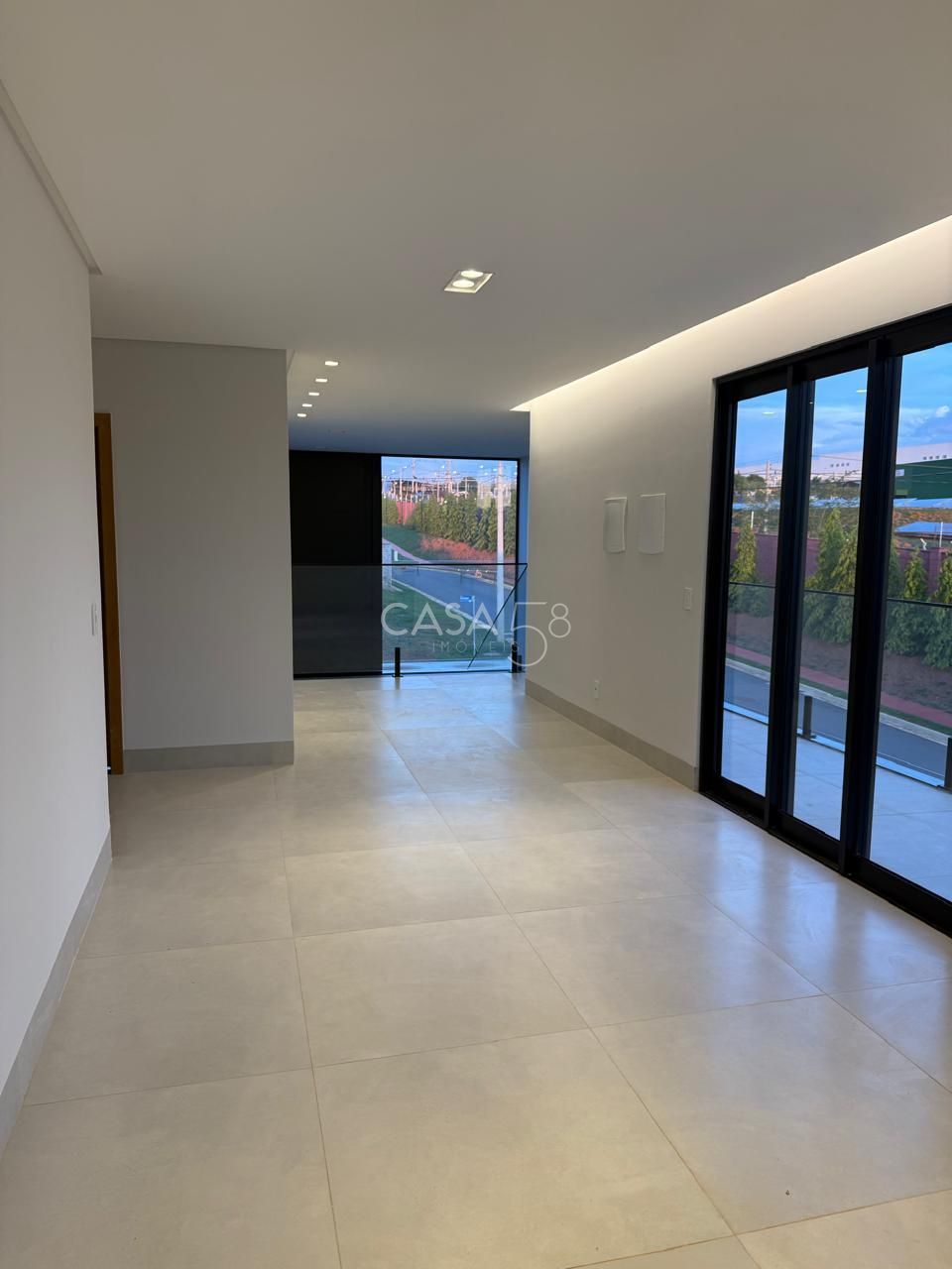 Sobrado no Jardins Capri à Venda – Reformado e Completo em Armários – 4 Suítes