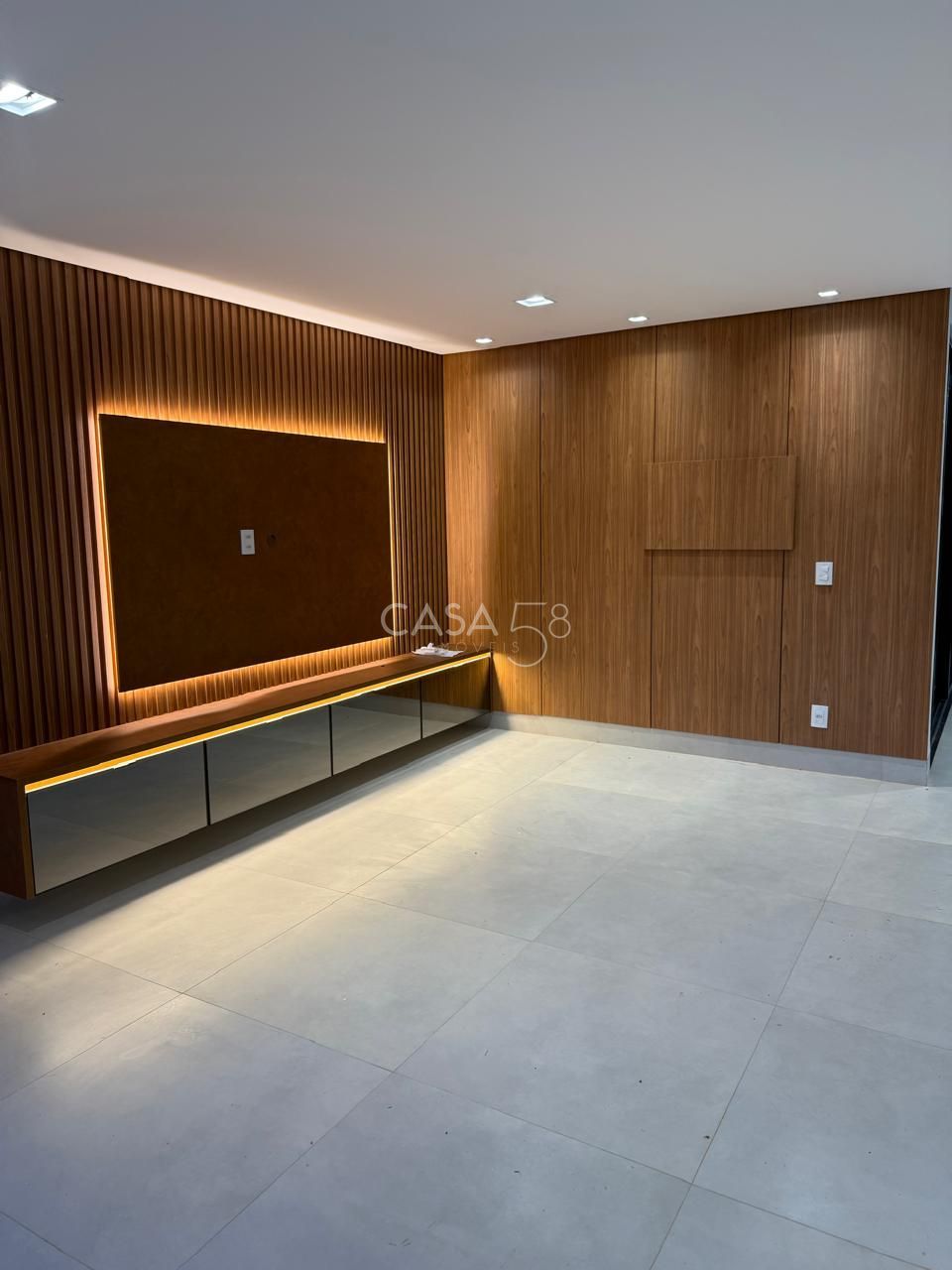 Sobrado no Jardins Capri à Venda – Reformado e Completo em Armários – 4 Suítes