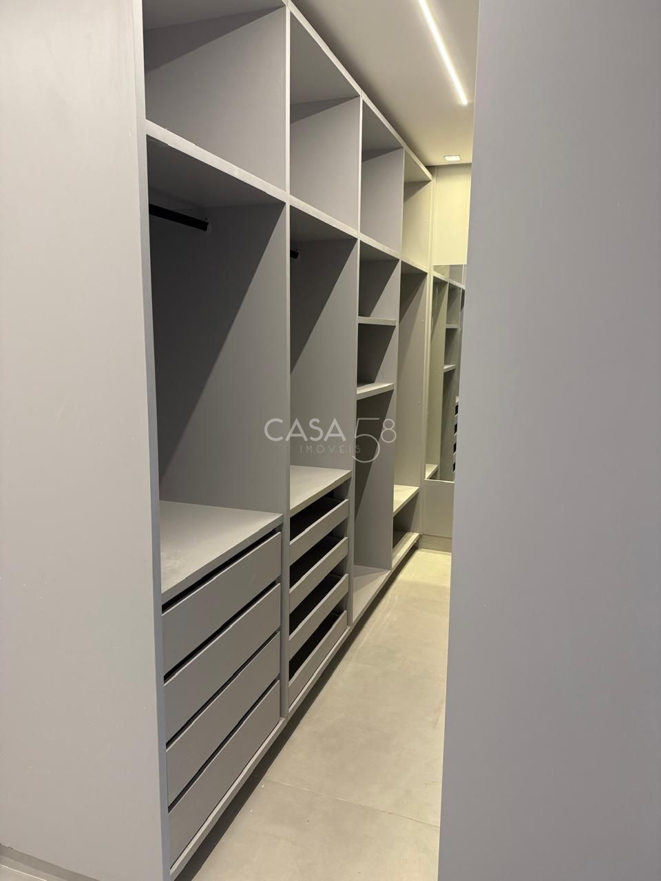 Sobrado no Jardins Capri à Venda – Reformado e Completo em Armários – 4 Suítes