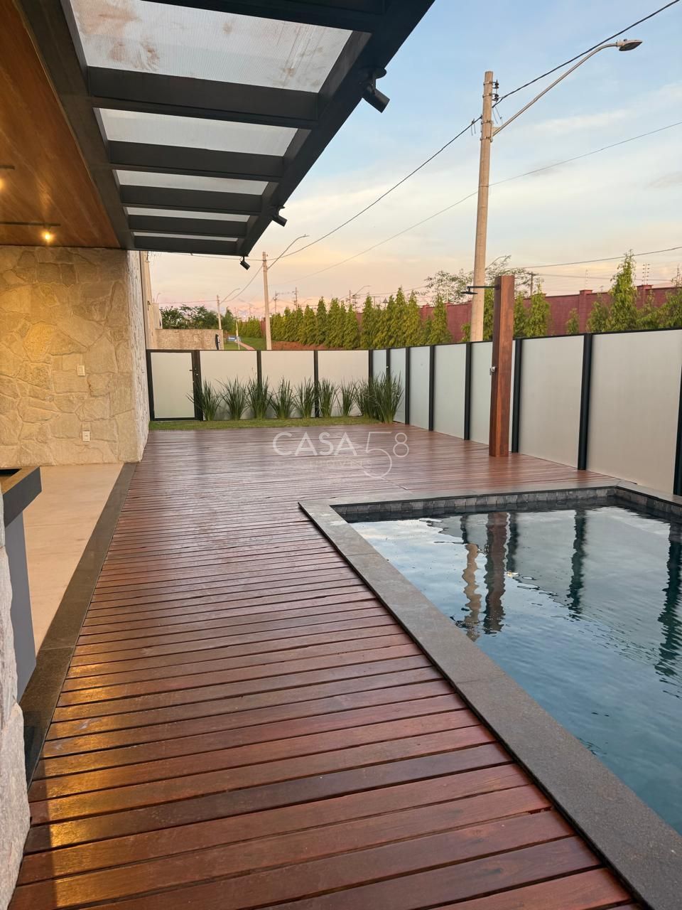 Sobrado no Jardins Capri à Venda – Reformado e Completo em Armários – 4 Suítes