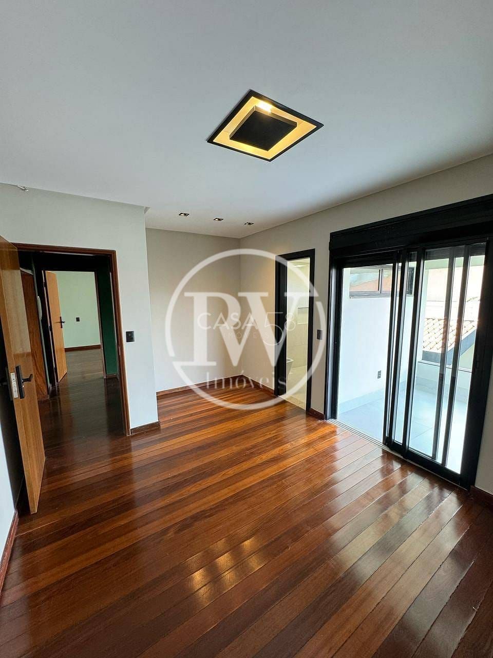 Sobrado de Alto Padrão à Venda – 4 Suítes – 340 m² Construídos – Cond. Completo