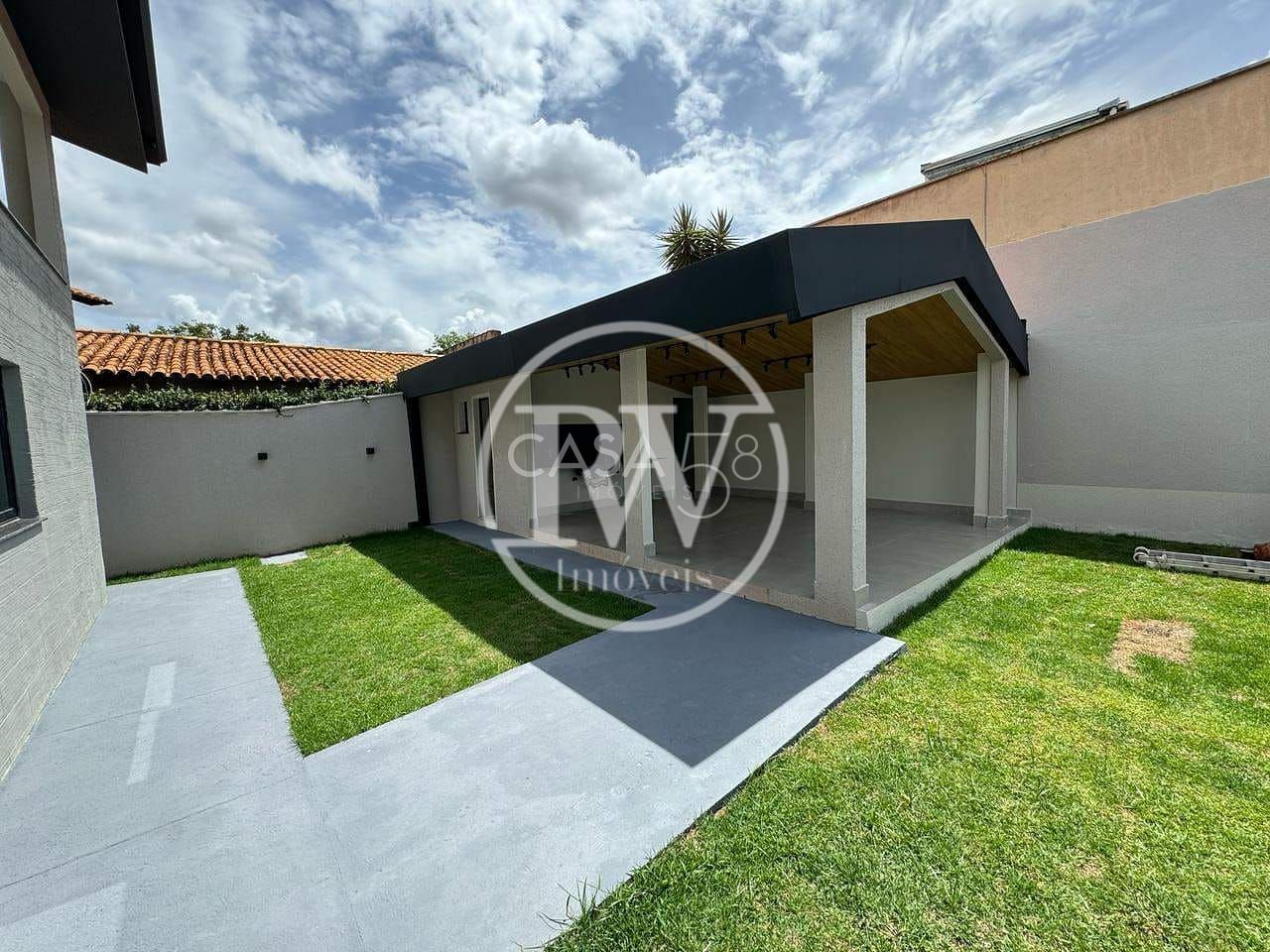 Sobrado de Alto Padrão à Venda – 4 Suítes – 340 m² Construídos – Cond. Completo