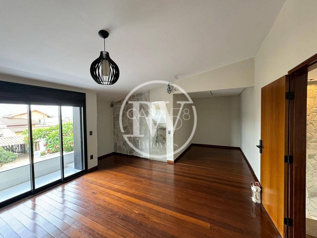 Sobrado de Alto Padrão à Venda – 4 Suítes – 340 m² Construídos – Cond. Completo