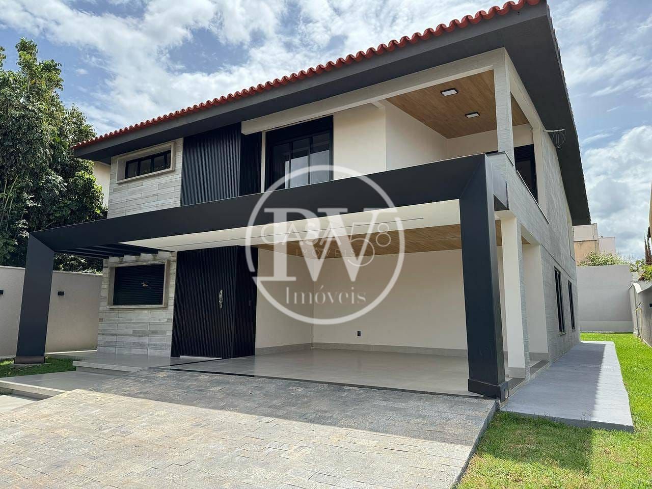 Sobrado de Alto Padrão à Venda – 4 Suítes – 340 m² Construídos – Cond. Completo